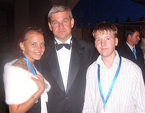 У ребят есть хобби - фотографироваться с известными людьми 